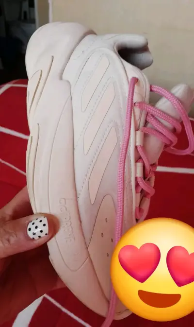 Zapatillas deportivas Adidas blancas con cordones rosados - miniatura 1