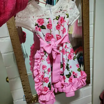 Vestido infantil floral con encaje y lazo rosa - miniatura 1