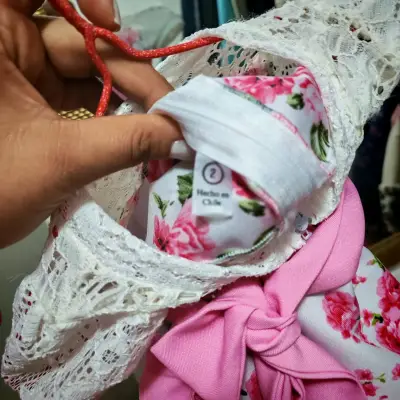 Vestido infantil floral con encaje y lazo rosa - miniatura 2