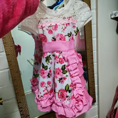 Vestido infantil floral con encaje y lazo rosa - miniatura 3
