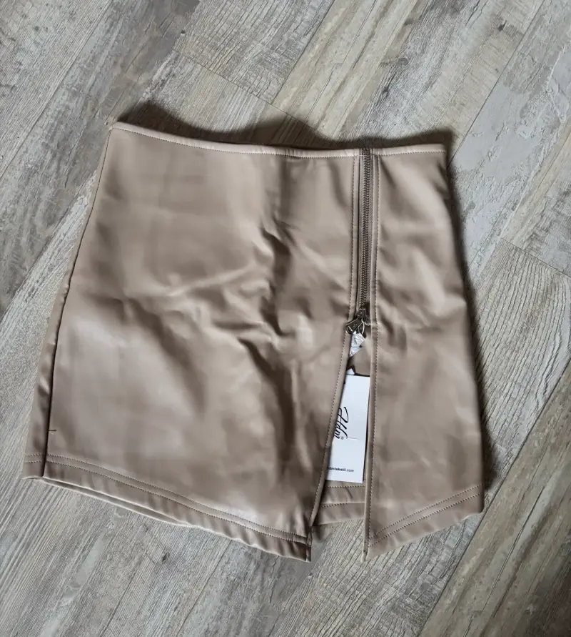 Falda/short de cuero sintético beige con cierre - 1