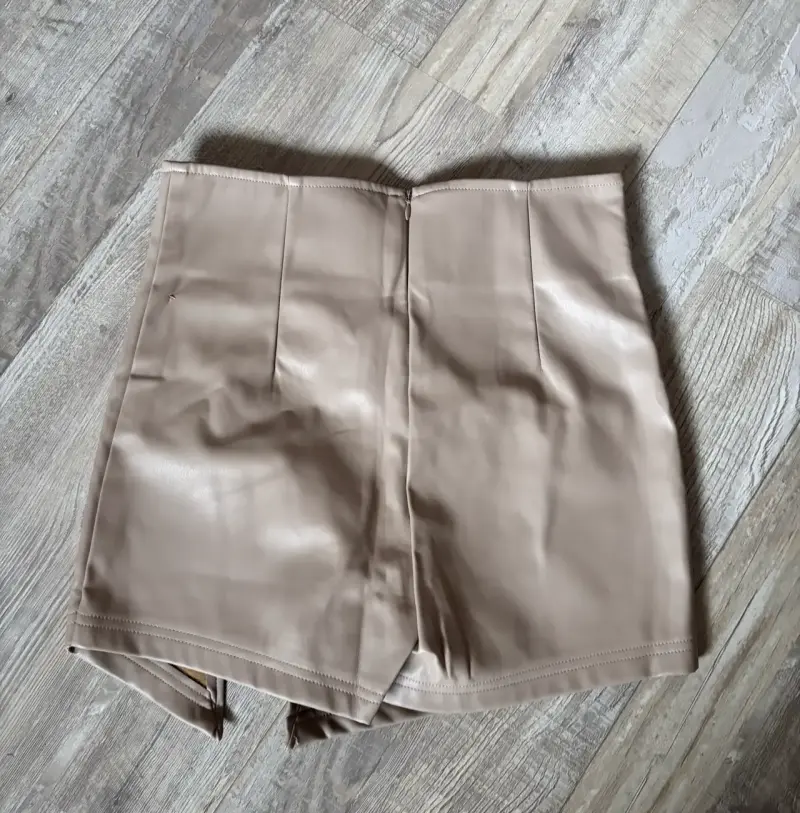 Falda/short de cuero sintético beige con cierre - 2