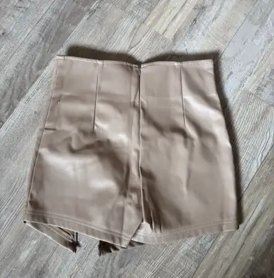 Falda/short de cuero sintético beige con cierre - miniatura 2