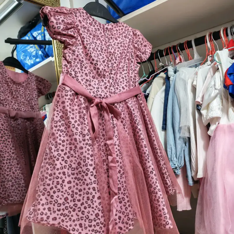 Vestido infantil rosa con estampado de leopardo - 1