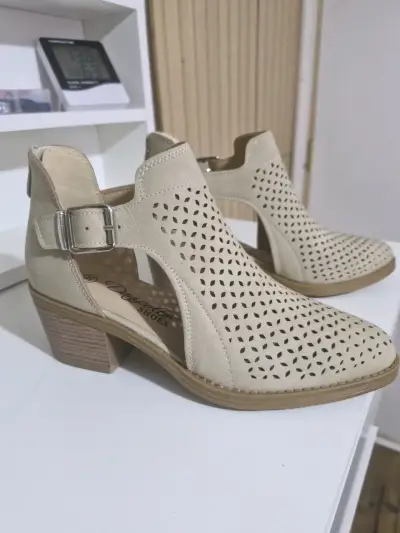Botines beige de cuero con diseño calado - miniatura 1