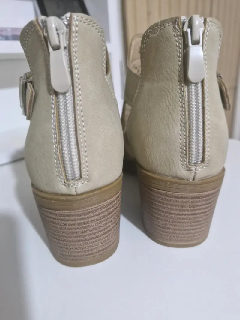 Botines beige de cuero con diseño calado - 2