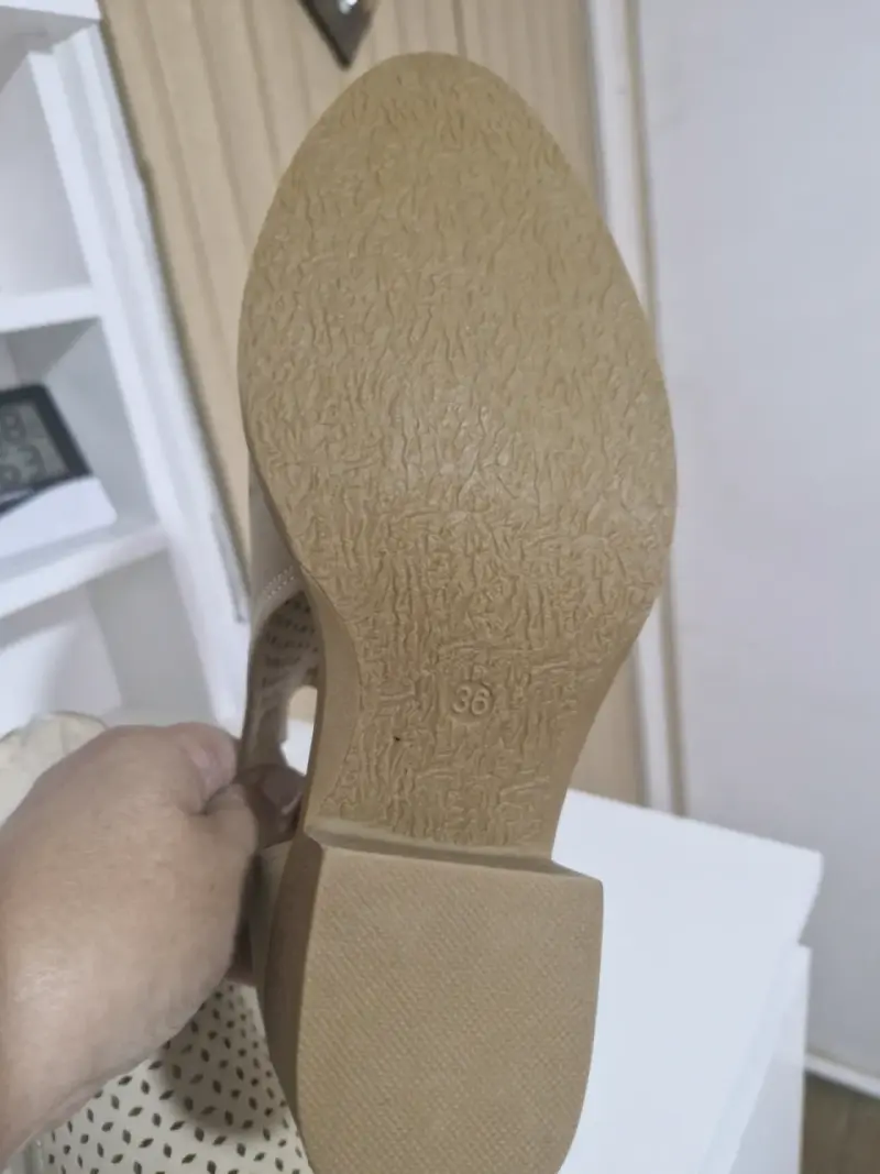 Botines beige de cuero con diseño calado - 3
