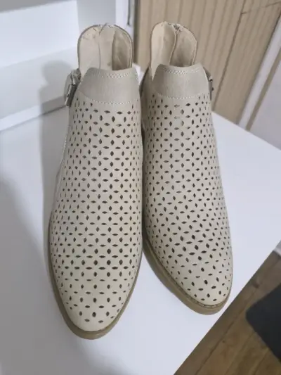 Botines beige de cuero con diseño calado - miniatura 4
