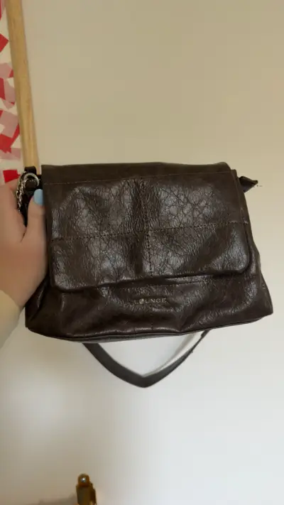 Cartera de cuero marrón Lounge con cadena - miniatura 1