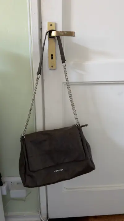 Cartera de cuero marrón Lounge con cadena - miniatura 2