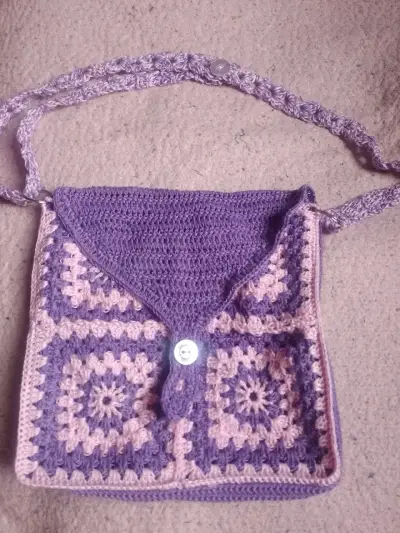 Bolso de crochet morado y rosa con diseño cuadrado - miniatura 1
