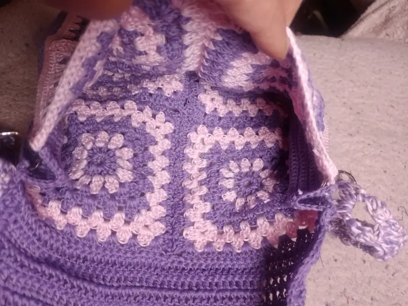 Bolso de crochet morado y rosa con diseño cuadrado - 2