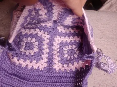 Bolso de crochet morado y rosa con diseño cuadrado - miniatura 2