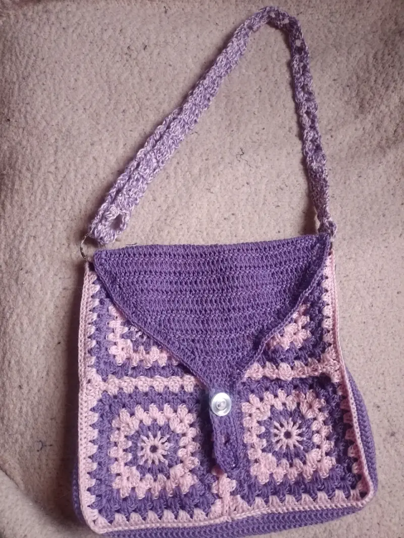Bolso de crochet morado y rosa con diseño cuadrado - 3