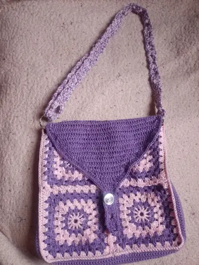 Bolso de crochet morado y rosa con diseño cuadrado - miniatura 3