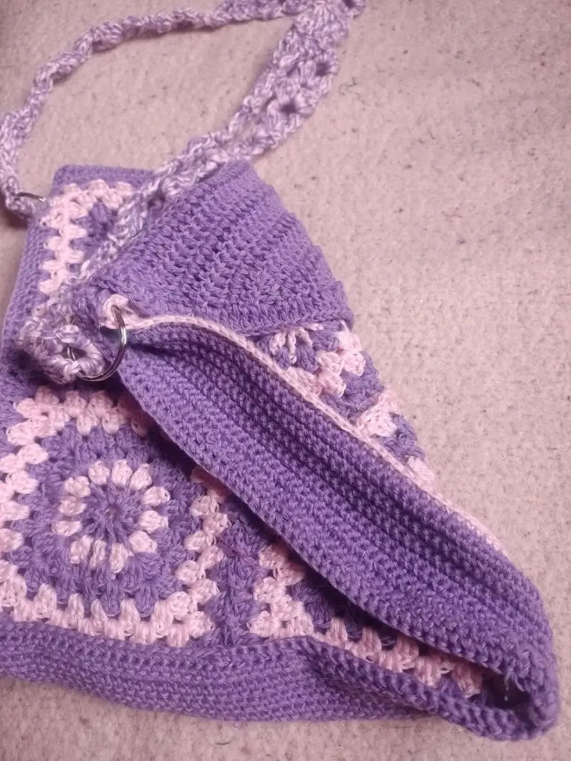 Bolso de crochet morado y rosa con diseño cuadrado - 4