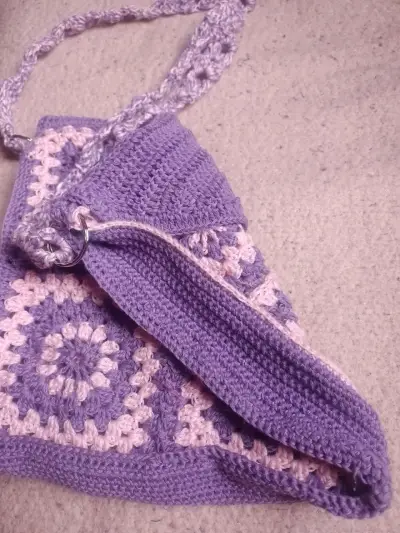 Bolso de crochet morado y rosa con diseño cuadrado - miniatura 4