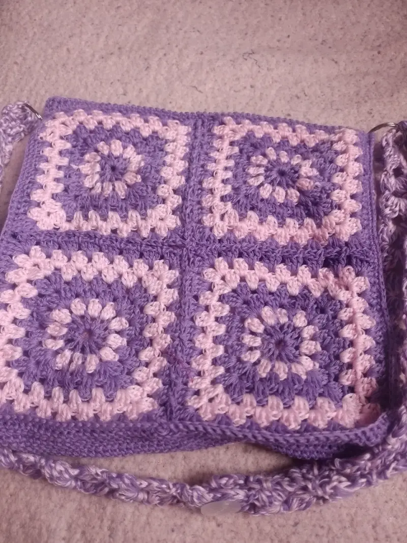 Bolso de crochet morado y rosa con diseño cuadrado - 5