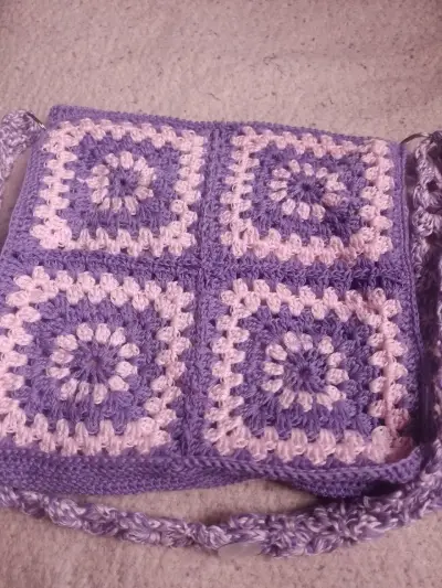 Bolso de crochet morado y rosa con diseño cuadrado - miniatura 5