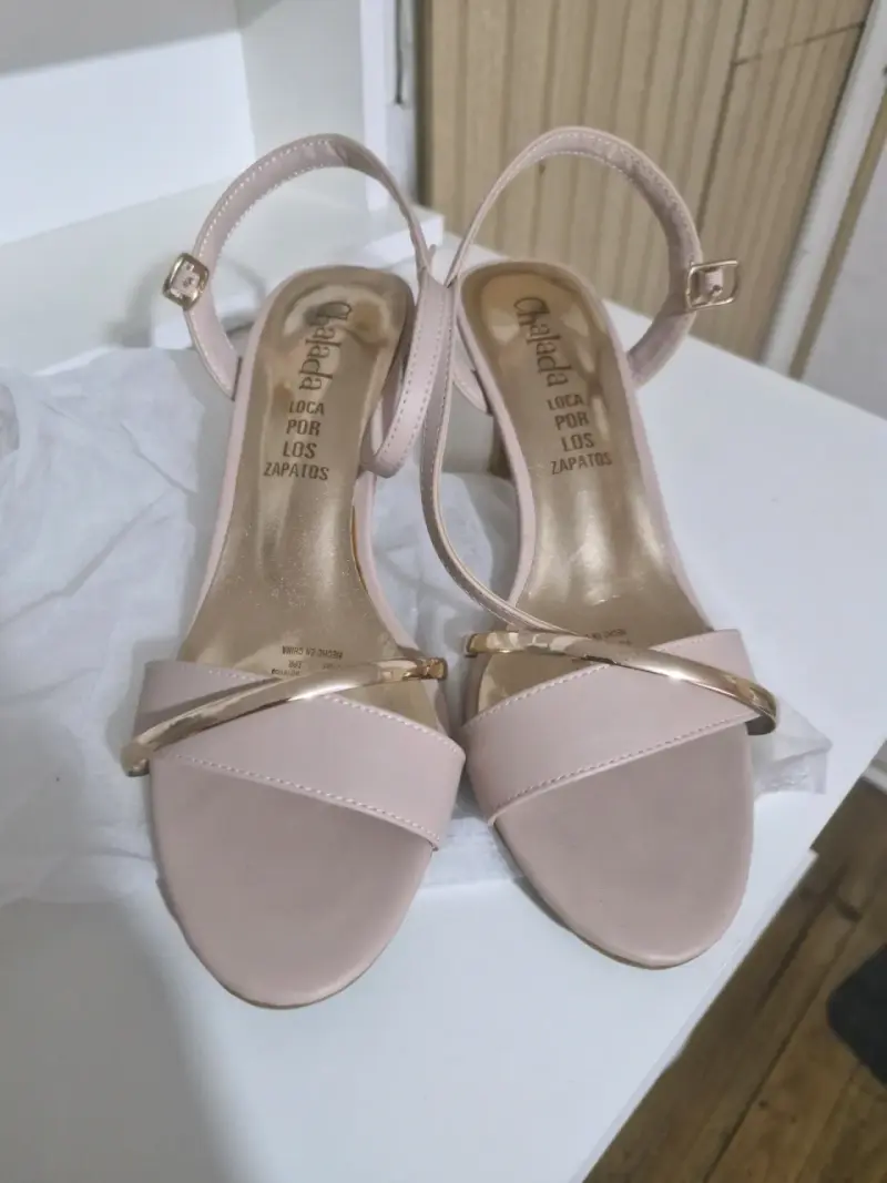 Sandalias de tacón rosa con detalle dorado Chalada - 1