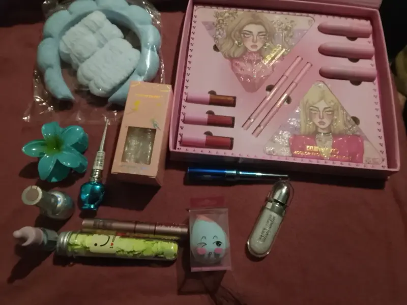 Set de maquillaje y accesorios variados