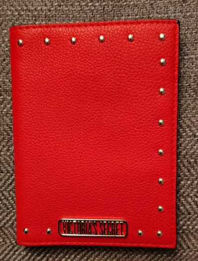 Portapasaporte rojo Victoria's Secret con tachas - miniatura 1