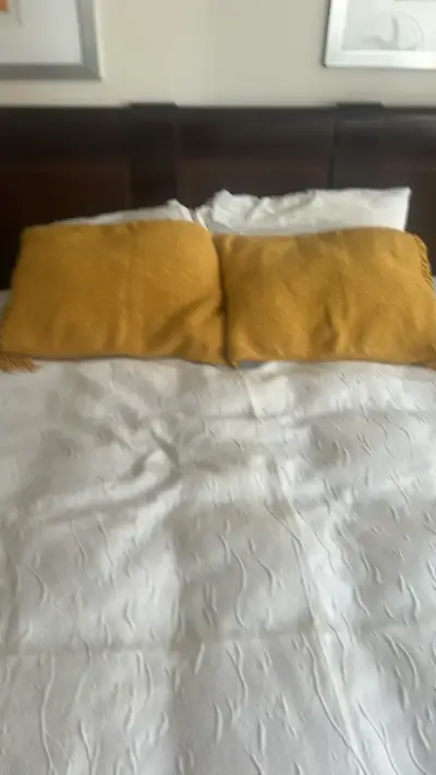 Funda de cojín mostaza con flecos hechos a telar - miniatura 1