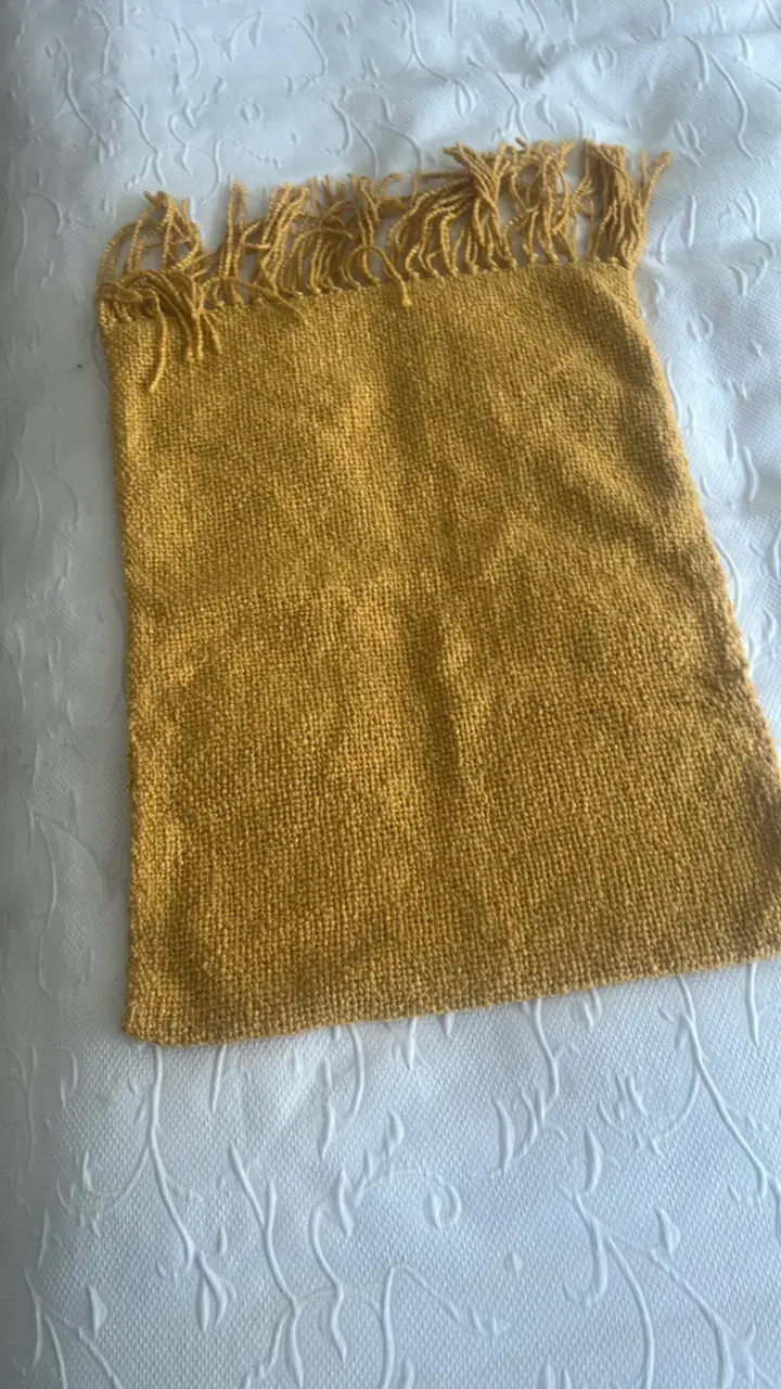 Funda de cojín mostaza con flecos hechos a telar - 3