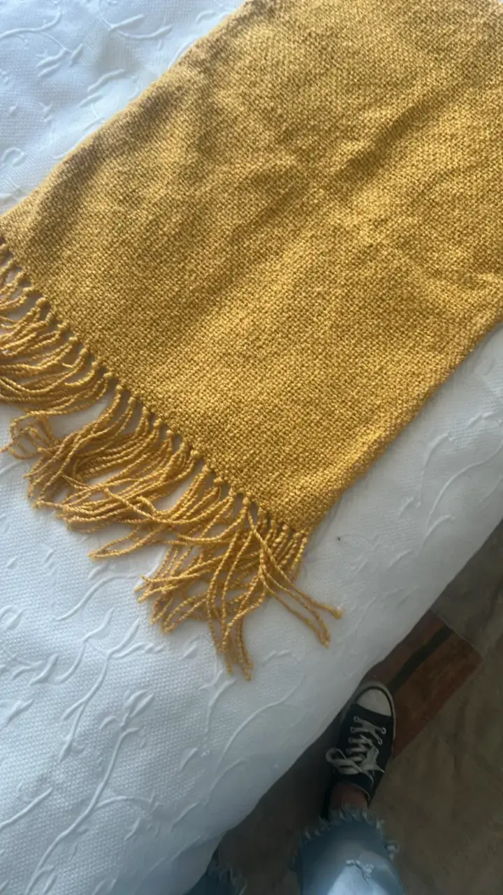 Funda de cojín mostaza con flecos hechos a telar - 5