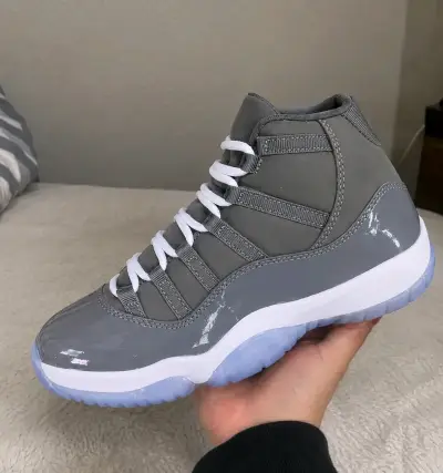 Zapatillas deportivas grises con diseño moderno - miniatura 2