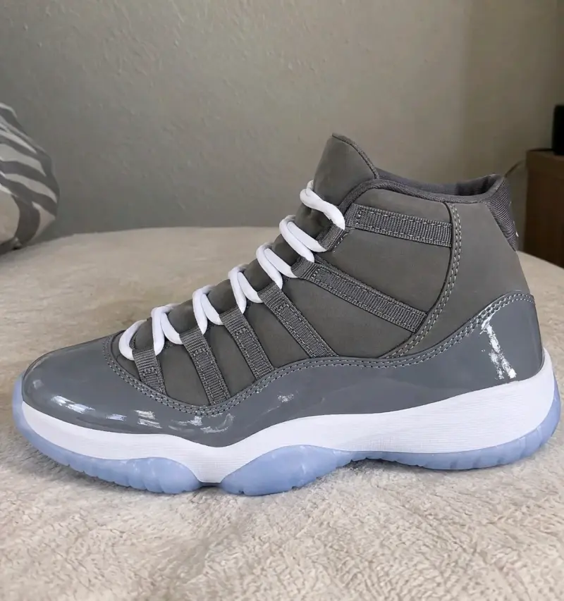 Zapatillas deportivas grises con diseño moderno - 3