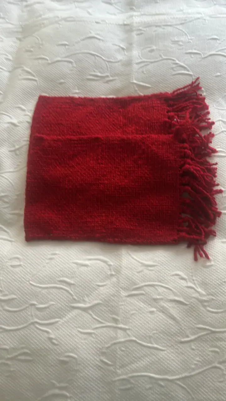 Funda de cojín roja tejida con flecos - 1