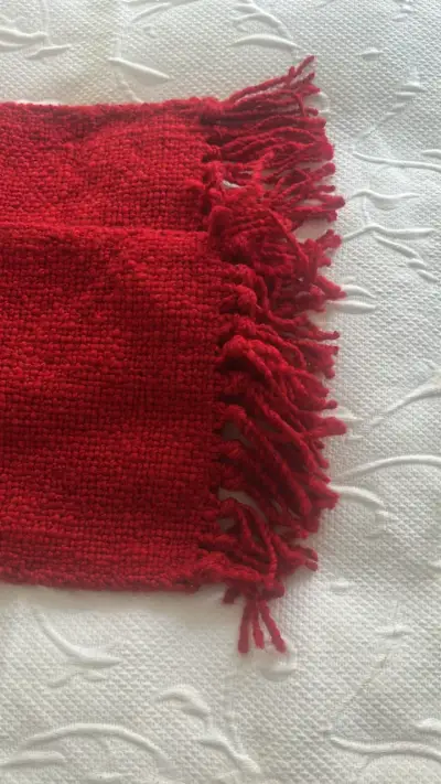 Funda de cojín roja tejida con flecos - miniatura 2