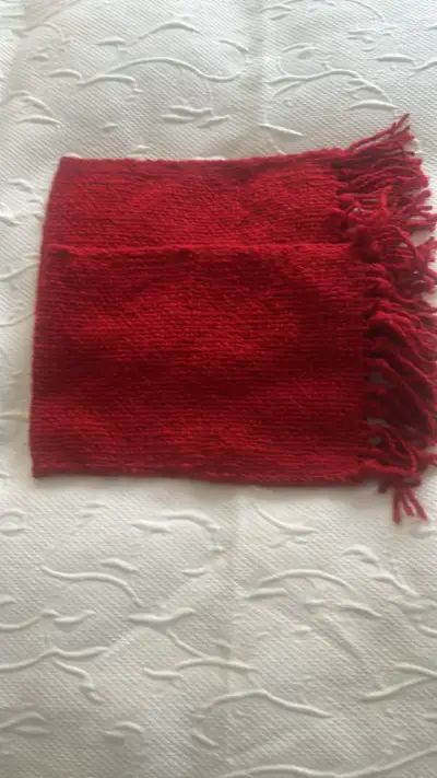 Funda de cojín roja tejida con flecos - miniatura 3