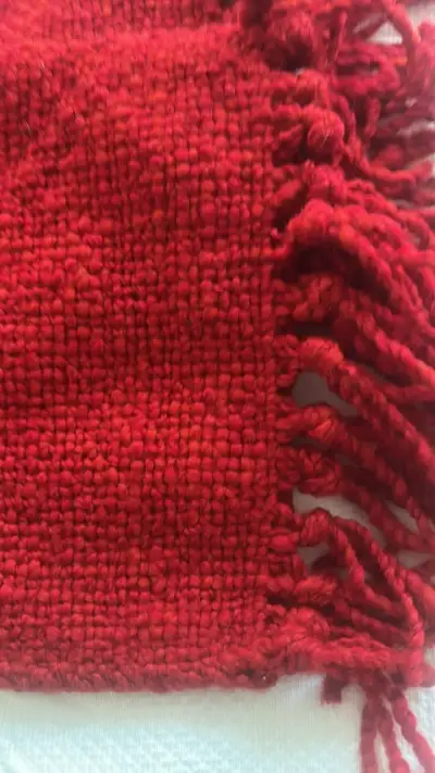 Funda de cojín roja tejida con flecos - miniatura 4