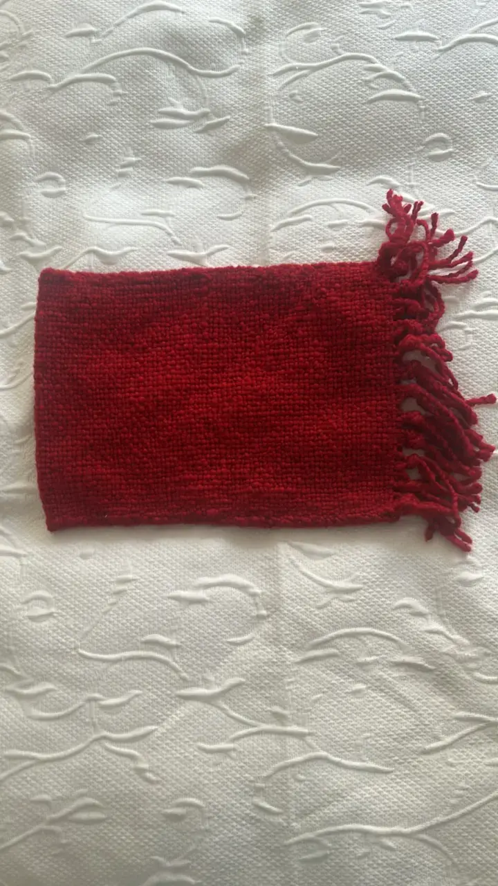 Funda de cojín roja tejida con flecos - 5