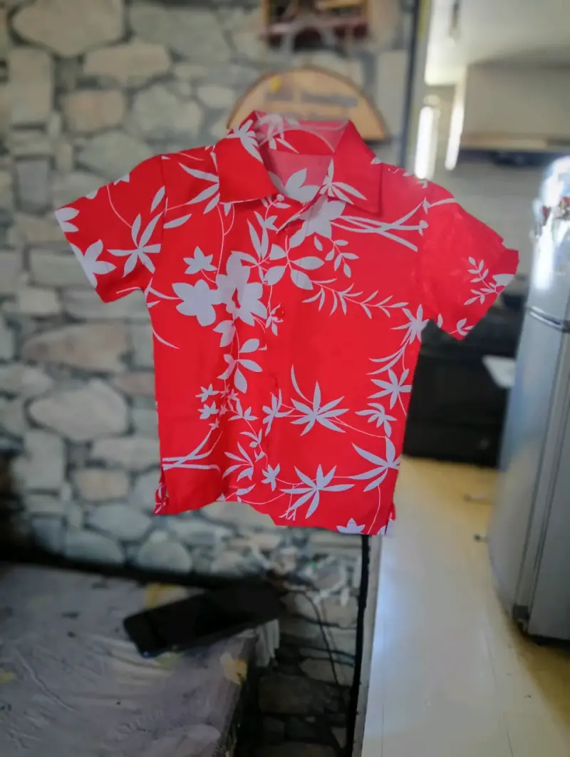 Conjunto de Camisa Hawaiana Roja y Pantalón Blanco - 1