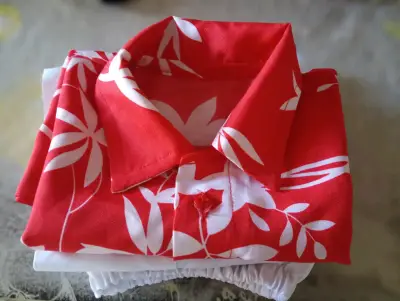 Conjunto de Camisa Hawaiana Roja y Pantalón Blanco - miniatura 3