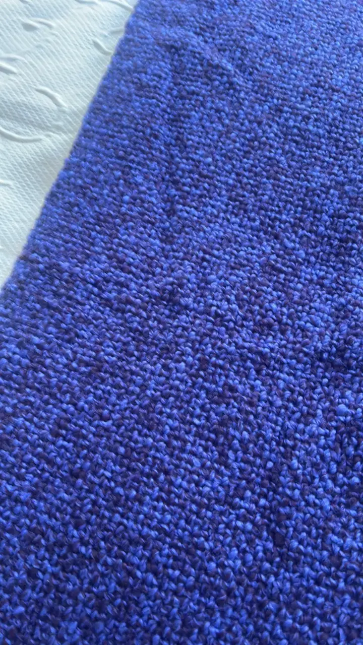 Manta tejida morada con flecos - 2