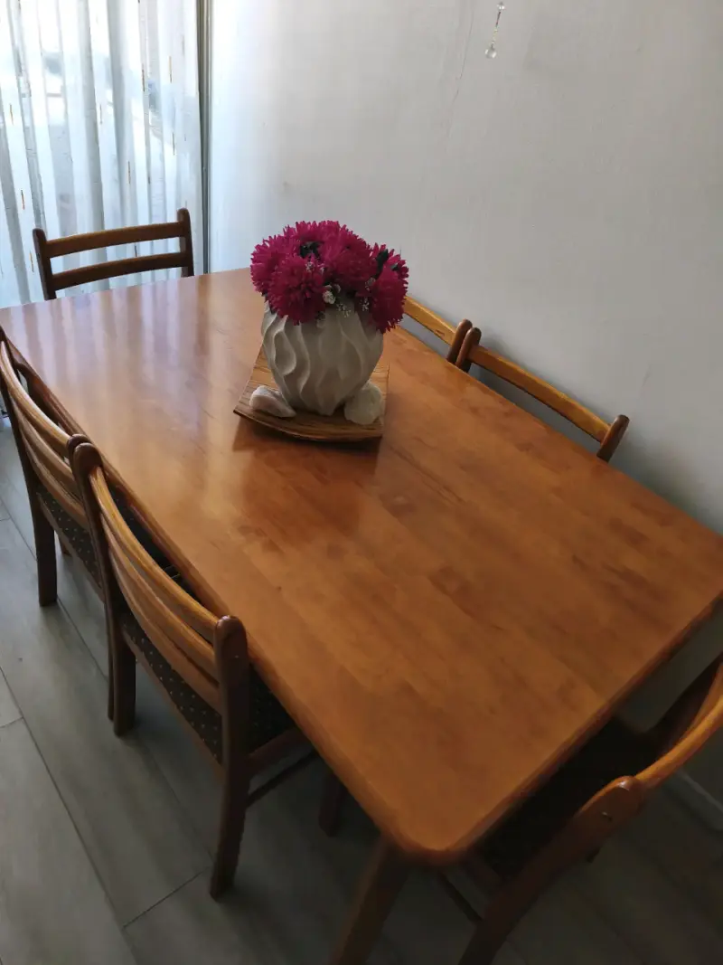 Juego de comedor de madera con 6 sillas - 6