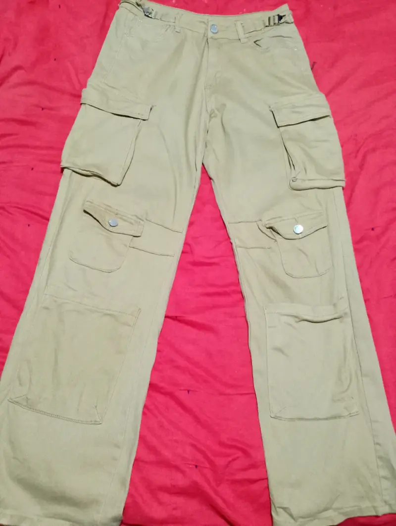 Pantalones cargo beige con múltiples bolsillos - 1