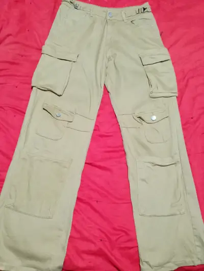Pantalones cargo beige con múltiples bolsillos - miniatura 1
