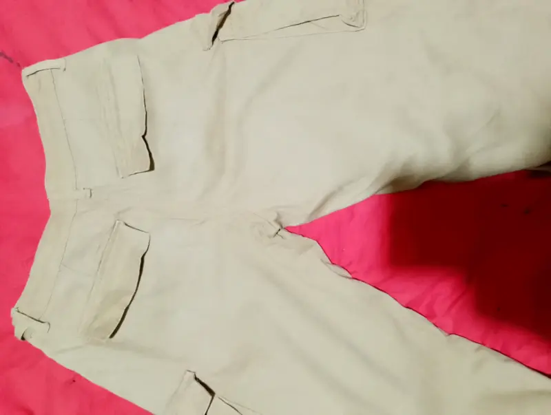 Pantalones cargo beige con múltiples bolsillos - 2