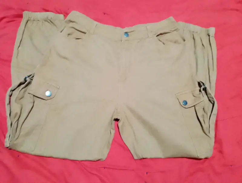 Pantalon cargo beige para mujer con bolsillos - 1