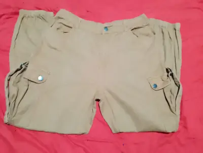Pantalon cargo beige para mujer con bolsillos - miniatura 1