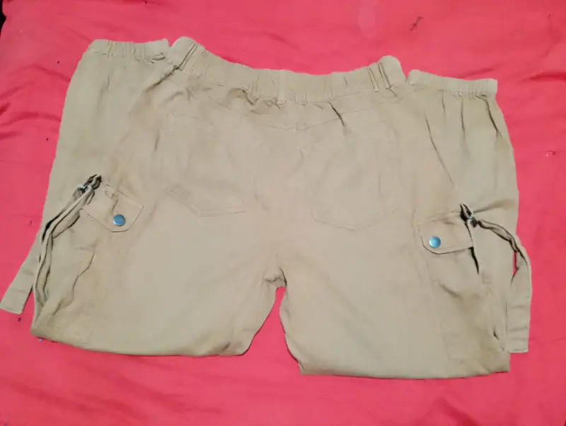 Pantalon cargo beige para mujer con bolsillos - 2