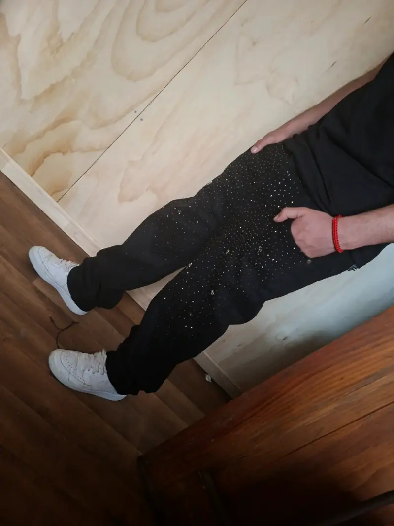 Jeans negros con aplicaciones brillantes para hombre - 2