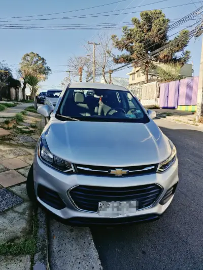 Chevrolet SUV gris en buen estado - miniatura 1