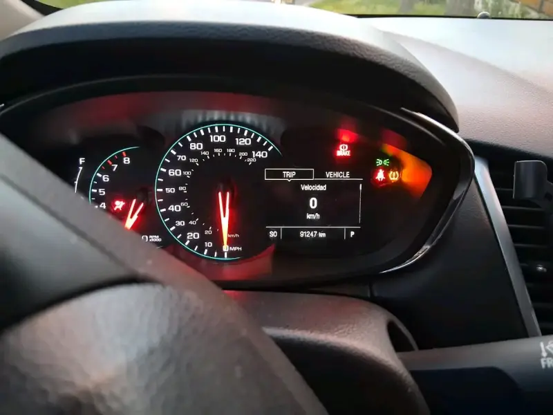 Chevrolet SUV gris en buen estado - 2