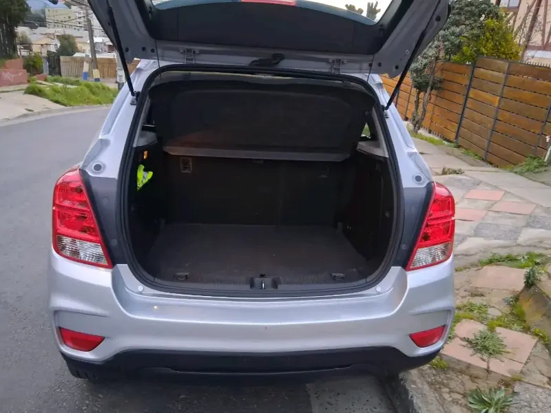 Chevrolet SUV gris en buen estado - 4